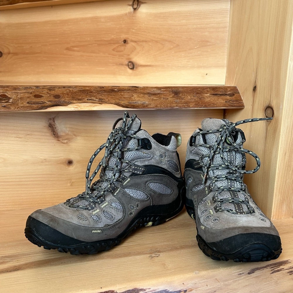 Merrell Gray and Black Hiking Boot - Picture 3 of 11
